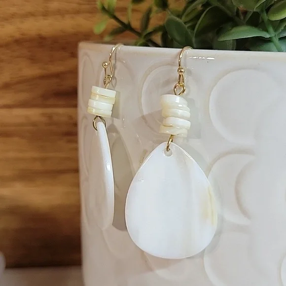 TROPICAL SHELL DROP EARRINGS - Picture 6 of 7